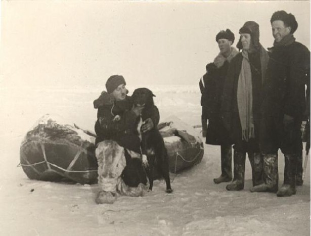 Папанин и пес Веселый (снятие с льдины). 1938 г.  